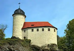 Palas mit Bergfried der erhaltenen Oberburg Rabenstein, wohl 12.&nbsp;Jh., Sachsen