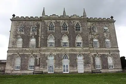 Neugotische Nordostfassade von Castle Ward, Juni 2011