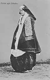 Frau aus Shkodra in katholischer Tracht; Postkarte um 1910