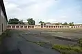 Exerzierplatz mit Kraftfahrzeughallen für Nebeltruppen (Gebäude G3, G6)