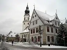 Altes Rathaus und Stadtkirche im Winter
