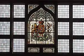 Wappenfenster in der Ehrenhalle, mit Wahlspruch des Hannoverschen Königs Ernst August I.: „Suscipere et finire“ – Unternehmen und zu Ende führen (2014)