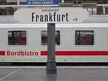 Replik eines historischen Bahnhofsschilds in Frankfurt (Main) Hauptbahnhof