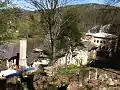 Die sogenannten Kurhäuser von hinten 2014 mit den Fundamenten der ehemaligen Standseilbahn im Vordergrund