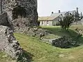 Teil der Burgruine von Regnéville-sur-Mer