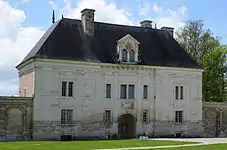 Rückwärtige, schlichte Fassade des Petit Château