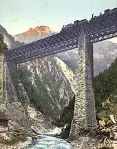 Zug mit D 4/4 und D 3/3 auf dem Chärstelenbach-Viadukt bei Amsteg