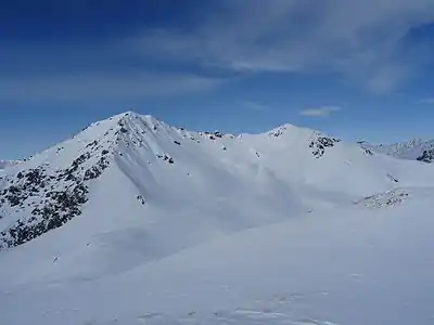 Blick nach Norden zur Chüpfenflue (links) und Strela (rechts).
