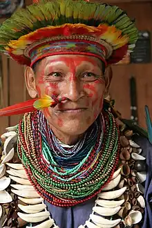 Schamane des Cofán-Volkes aus dem ecuadorianischen Amazonas mit Perlenketten