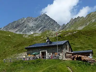 Die Chamonna Linard und der Piz Linard, aus Süden betrachtet.