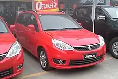 Der Changhe-Suzuki Liana A6 mit dem allseits bekannten Suzuki-Logo, dem stilisierten, gezackten S.