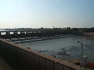 Der Chao-Phraya-Staudamm während der trockenen Jahreszeit