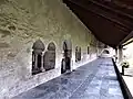 Im Hintergrund das nördliche Querhaus der Abteikirche und die anschließende Fassade des Kapitelsaals