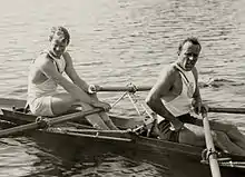 Paul Costello (links) und Charles McIlvaine (rechts) nach dem Gewinn der Goldmedaille im Doppelzweier bei den Olympischen Sommerspielen 1928 in Amsterdam