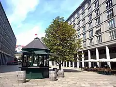 Ostseite mit Kiosk und Kastanie