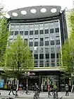 Schuhhaus Stiller, Wilmersdorfer Straße 58 erbaut 1955–1957 in Berlin-Charlottenburg (Architekt Hans Simon). Das Flugdach ist eine verkleidete Holzkonstruktion