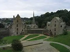 Der innere Hof mit der Tour Suriennes und der Tour Raoul; im Hintergrund die Kirche Saint-Sulpice
