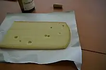 Eine Scheibe Gruyère français