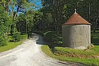 Einfahrt zum Schloss Chênecières