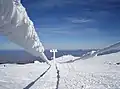 Eine winterliche Skipiste am Nordhang des Tscherni Wrach mit Skilift