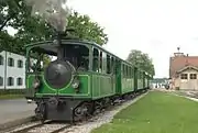 Chiemsee-Bahn mit Straßenbahnlokomotive, an Wochenenden und Feiertagen im Stundentakt