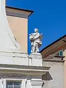 Engelstatute von Antonio Ferretti mit einem Modell des heiligen Hauses von Loreto