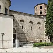 Die Außenmauer mit den in der Vorromanik entstandenen Monoforien