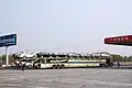 Extra langer chinesischer Autotransporter mit Doppelspur auf dem Oberdeck (dort alleine schon 14 Pkws)