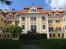 Schloss Chlumetz 1710 von Graf Johann Leopold Fünfkirchen erbaut, ab 1782 Sitz der Chlumetzer Linie, 1834 an die Familie Stadion verkauft.