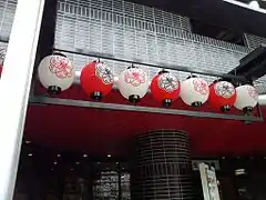 Chōchin über dem Eingang des kokuritsu bunraku gekijō, Osaka