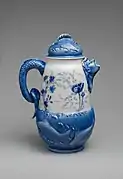 Schokoladekanne im blauen und weißen Porzellan (1890–1896), Metropolitan Museum of Art, New York.