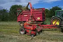 Gezogener Feldhäcksler mit Zapfwellenantrieb bei der Grassilagenernte