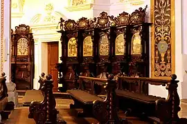 Die Dorsale des Chorgestühls sowie die Eckpilaster (hier links) tragen Scagliola.