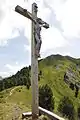 Gipfelkreuz an der Cansla dla Ciarità am Pitschberg. Holzskulptur des Harald Schmalzl 1993