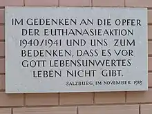 Gedenktafel an der Anstaltskirche der Christian-Doppler Klinik
