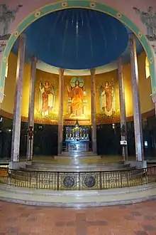 Christkönig-Kirche (Saarbrücken), Apsismosaik von Radbod Commandeur mit der Darstellung Christi in der Art byzantinischer Herrscher mit Thronengeln, 1929