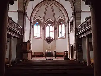 Blick vom Eingang zum Altar