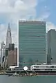 U Thant Island vor dem UNO-Hauptquartier; im Hintergrund u. a. das Chrysler Building (Juli 2009)
