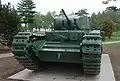 Churchill Mk I mit zusätzlicher Haubitze neben dem Fahrerplatz
