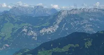 Vom Rautispitz liegen die Churfirsten wie eine Schlange da, im Hintergrund das Alpstein-Massiv
