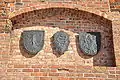 (Neu gefertigte) Wappen über dem derzeitigen Eingangstor an der Westseite der Burg
