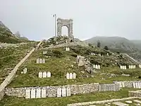 Das Friedhofsgelände mit dem römischen Bogen und dem darunter liegenden Stolleneingang