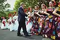 US-Präsident George W. Bush empfängt Tänzer vor ihrem Auftritt während des Cinco-de-Mayo-Festes vor dem Weißen Haus am 4. Mai 2001