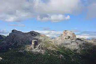 Die Cinque Torri (Mitte, vorne) mit Ra Gusela und Nuvolau (links) und Averau (rechts).