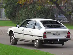 Citroën CX auf drei Rädern fahrend
