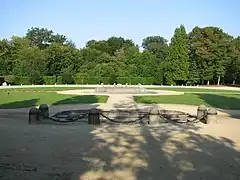 Blick auf die Gedenktafel in der Mitte des Platzes und auf den gegenüberliegenden Standort des deutschen Delegationwaggons