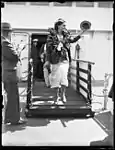 Clare Dennis, Olympiasiegerin von 1932 bei ihrer Rückkehr