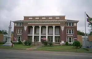 Das Clarke County Courthouse und das Confederate Monument in Quitman, gelistet im NRHP Nr. 94000511