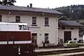 1992: Bahnhof mit Gleisen und Lokomotive der Baureihe 228