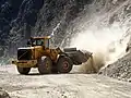 Aufnahme von Abraum durch einen Radlader (Türkei)